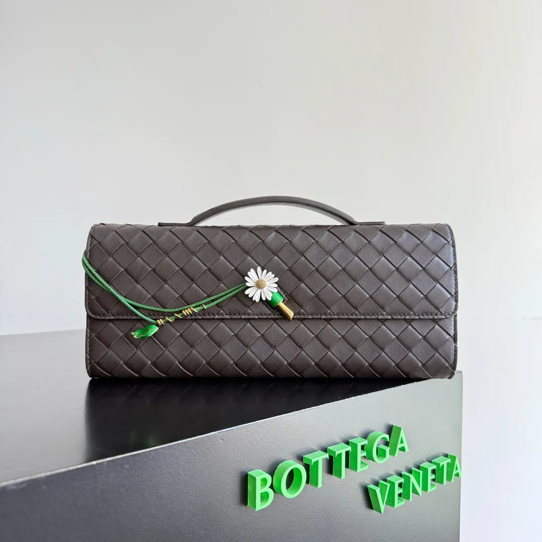 Batch 1720 Bottega Veneta clutch bags are shipping! The carefully crafted latch opening and closing is like a small key, giving us a sense of ritual every time we use this bag. The innovative design this time is to make the latch part into the shape of a small daisy. The originally elegant and restrained style instantly adds some playfulness, and matches with a skirt. Going out for a picnic or admiring the scenery will add to the overall look🌸🌸The heavily crafted daisy is lifelike and full of exquisiteness. The fixed rope is also decorated with a winding golden rope and a small leaf, echoing the daisy. The whole bag looks very coordinated. Style number: 836810 (741511) Size: 31*13*3cm